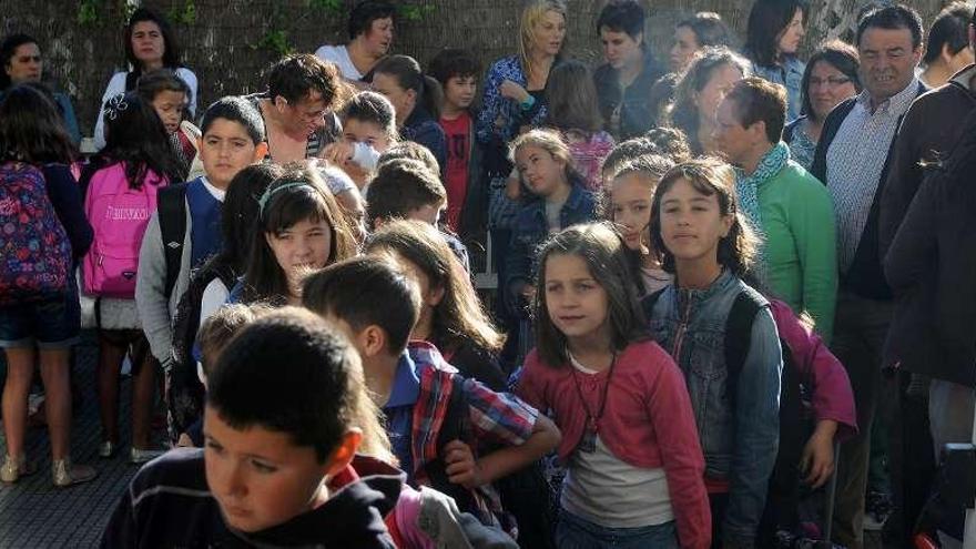 Imagen de archivo de escolares del Pérez Viondi, en el primer día del curso actual.  // Bernabé / Javier Lalín