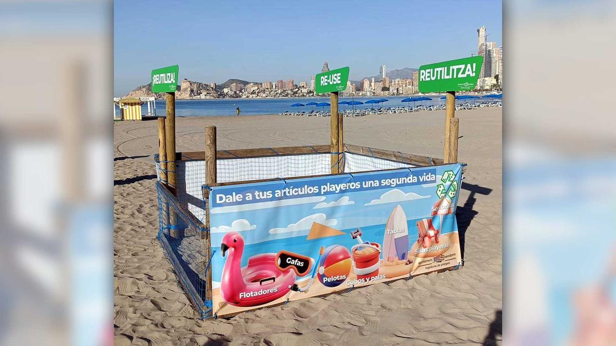 El punto de recogida de enseres como sombrillas en la playa de Poniente.