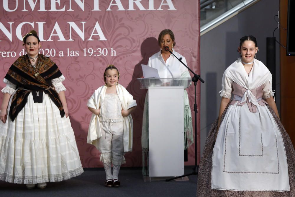 Desfile benéfico de indumentaria valenciana de Albaes en Nuevo Centro