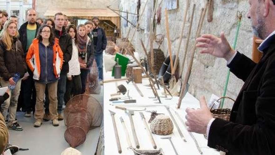 &quot;Peliso&quot; muestra diferentes artes de pesca a los alumnos. // FDV