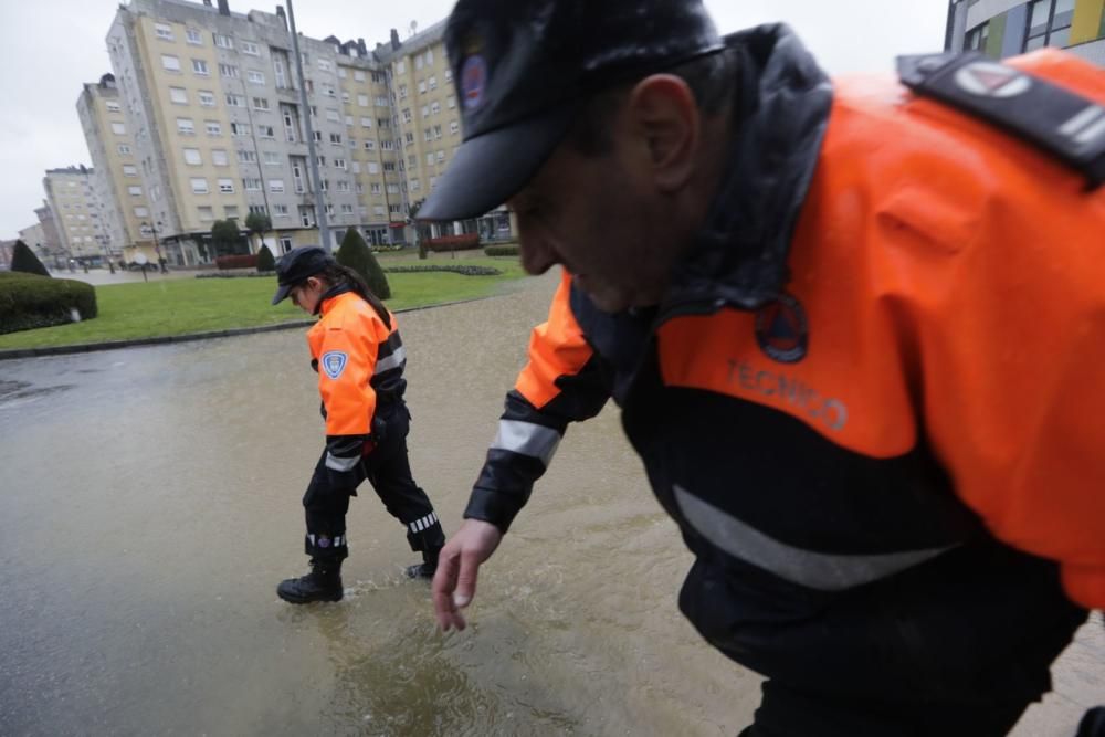 El agua anega en Oviedo la glorieta de Cerdeño