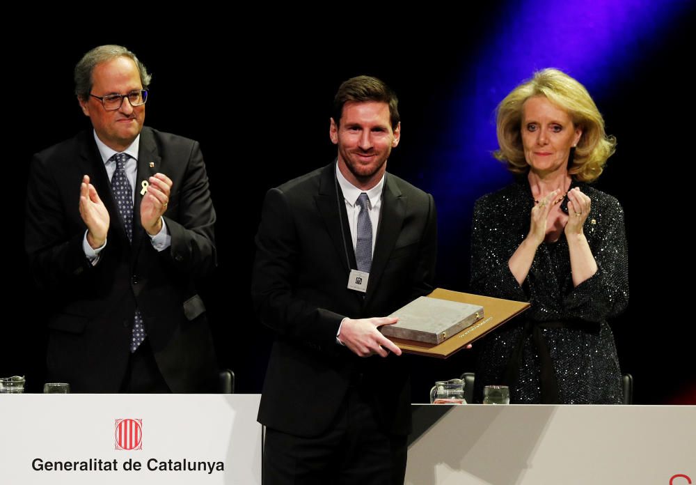 Núria Picas i Leo Messi reben la Creu de Sant Jord