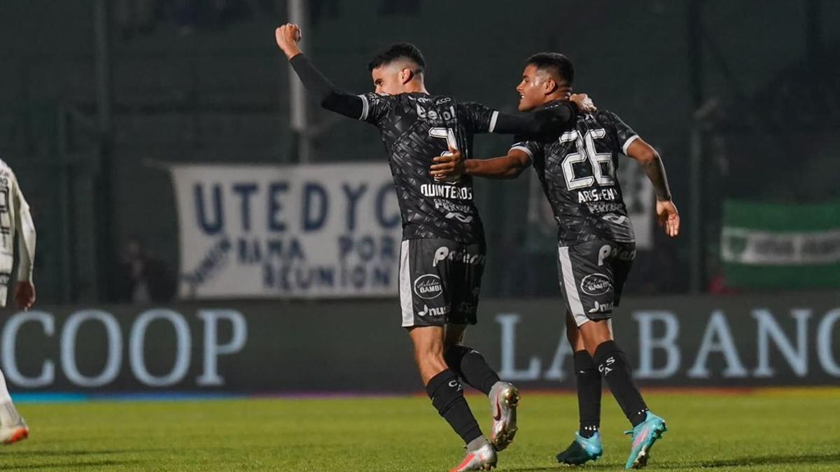 Jugadores del Sarmiento celebran un tanto.