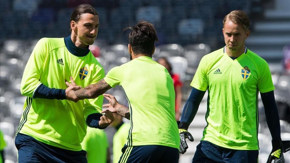 Ibrahomovic bromea con el centrocampista Durmaz durante el último entrenamiento de la selección sueca