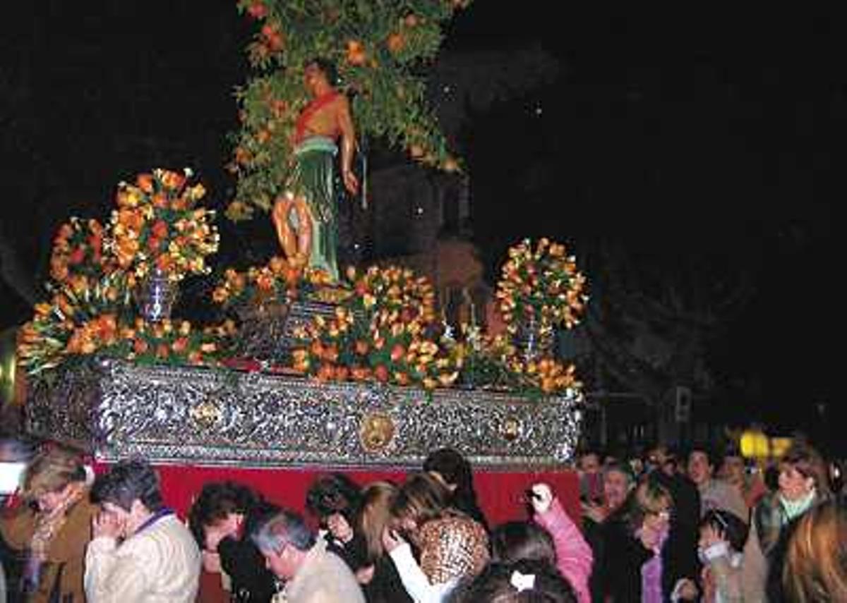 Procesión. El patrón de Alhaurín de la Torre, San Sebastián, recorre las calles del pueblo.