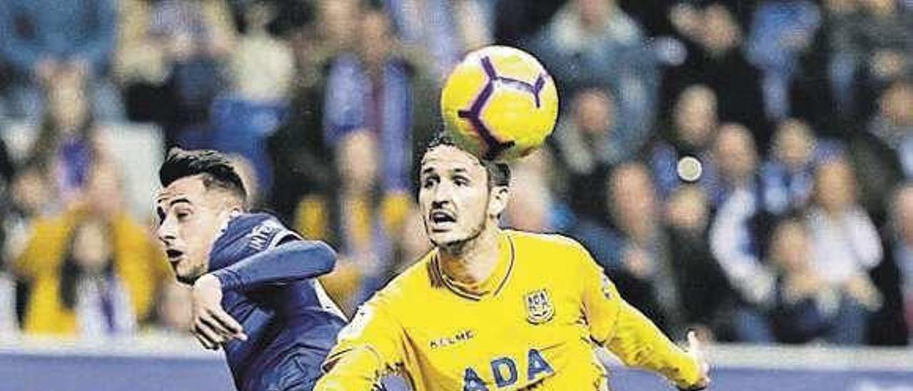 Tejera remata ante Elgezabal en el gol ante el Alcorcón