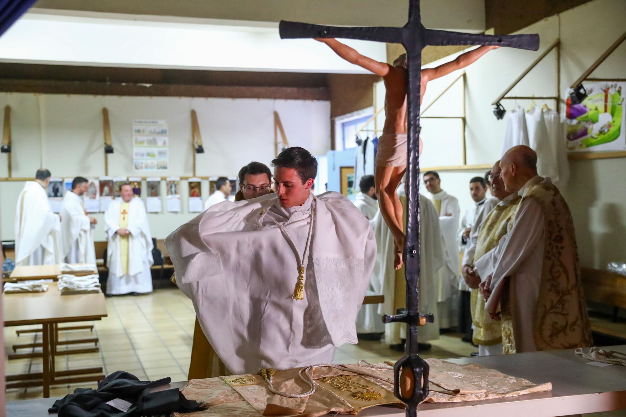 Oficia su primera misa con tan solo 24 años: así fue el multitudinario debut del sacerdote Ernesto Gómez Juanatey