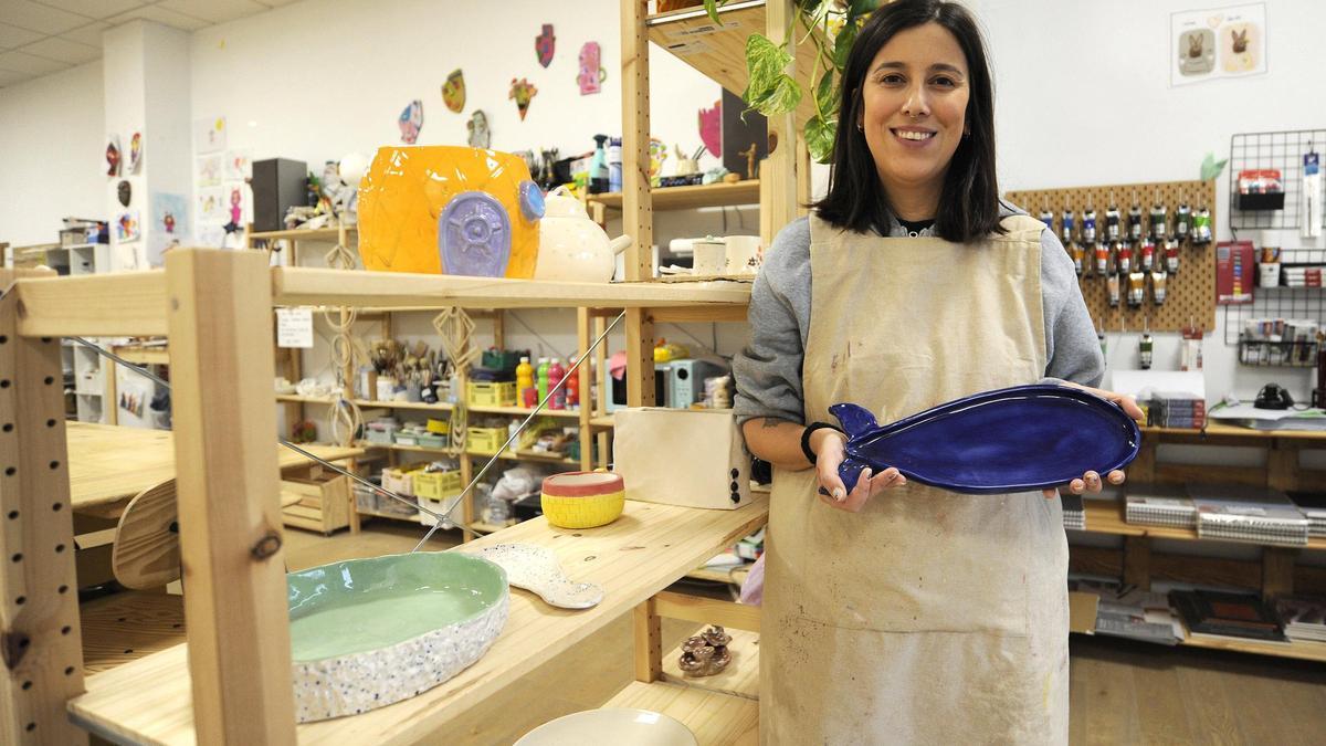 La artesana ceramista Gloria García en su taller Anella de Lalín.