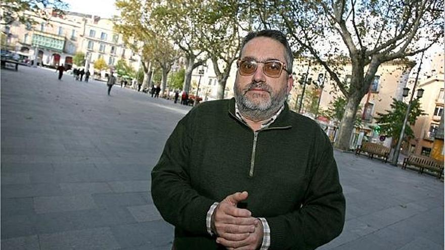 Alfons Romero a la Rambla de Figueres, molt a prop de la botiga d&#039;armes que regenta a la cruïlla amb el carrer Sant Pau.