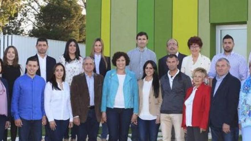 Foto de familia de la candidatura popular en Puerto Lumbreras con su alcaldesa a la cabeza.