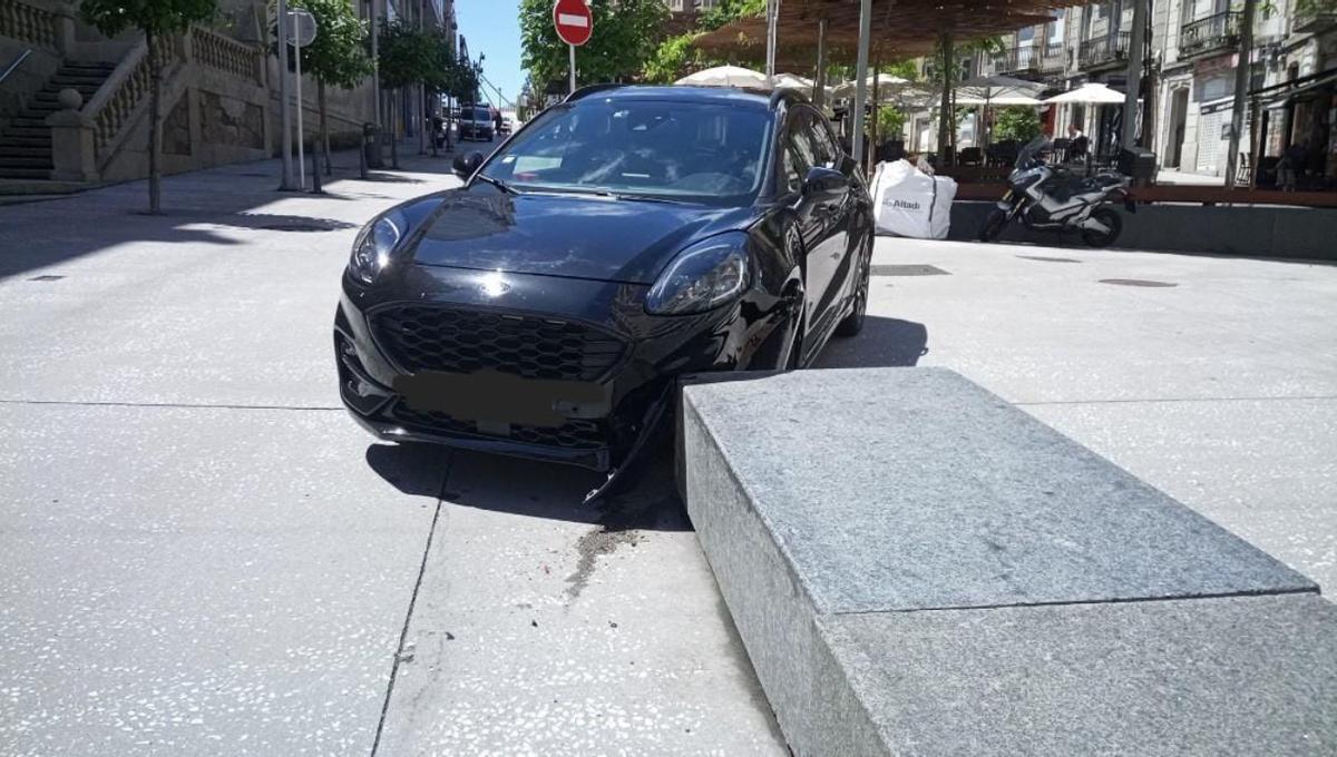 Uno de los muchos vehículos que se han accidentado en esta curva del centro de Vigo.