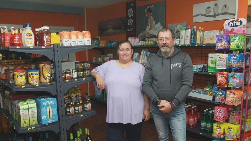 Sandra y Antonio llegaron en 2022 a Ourense desde Sevilla y hace un mes han abierto una tienda de alimentación en el barrio de San Francisco