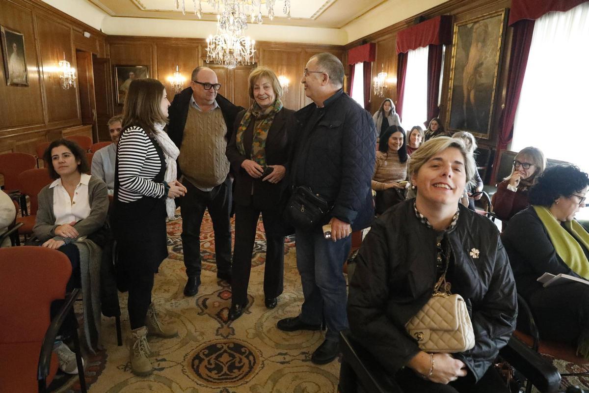 Por la izquierda, Ana Suárez Guerra, Juan José Martínez Jambrina, Mariví Monteserín y Daniel Rodríguez esta mañana en el salón de recepciones junto a integrantes de diferentes colectivos.