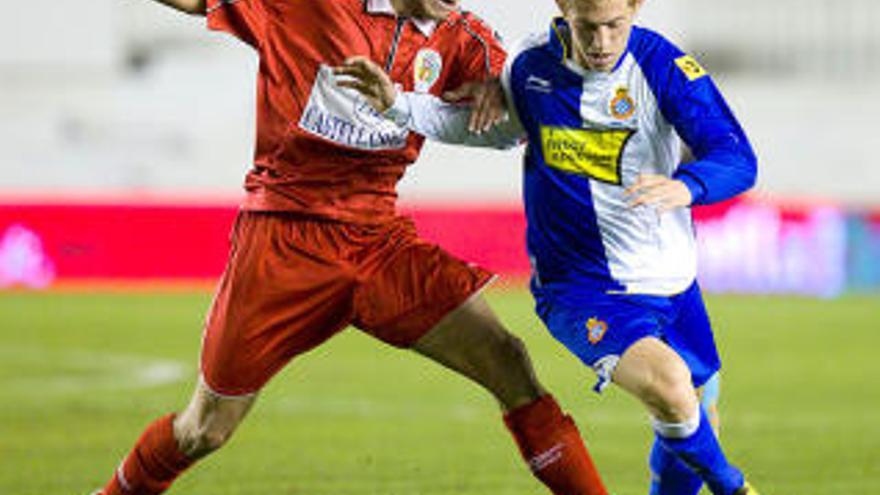 Dani Nieto (dreta) s&#039;escapoleix d&#039;un contrari en un partit del futbol base de l&#039;Espanyol.