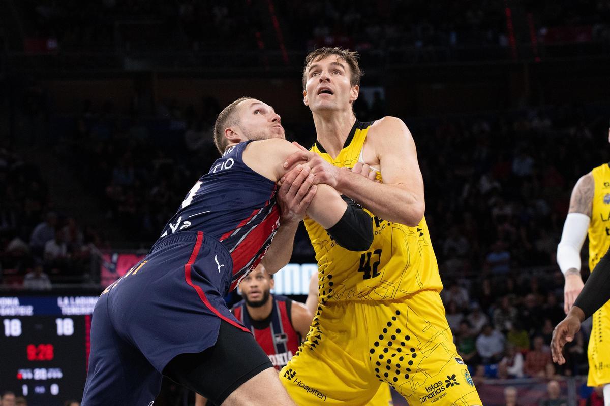 Doornekamp lucha por un rebote con Sedekerskis.