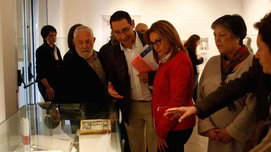 Los asistentes a la inauguración atienden a las explicaciones de José Luis Hernando.