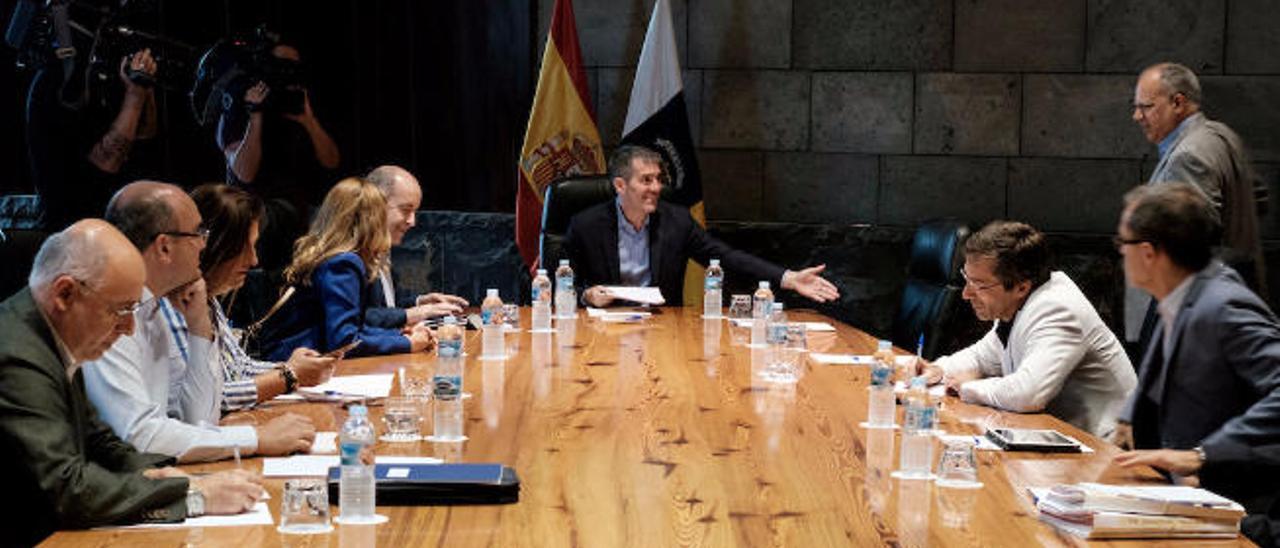 Fernando Clavijo, en el centro, ayer durante la reunión con los presidentes de los cabildos que forman la Federación Canaria de Islas (Fecai).