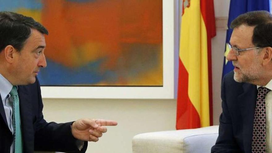 A la izquierda, Aitor Esteban, durante su reunión con Mariano Rajoy. // Efe
