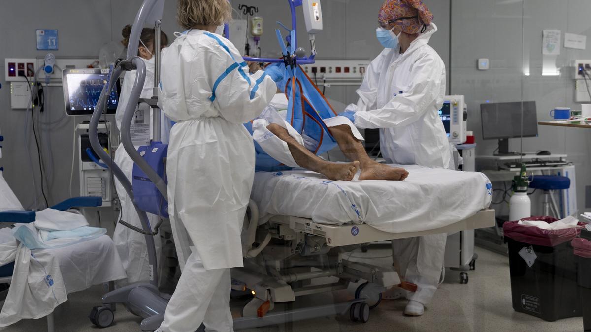 Sanitarias atienden a un paciente con covid en un hospital de Madrid.