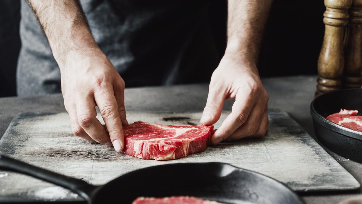 Carne roja de vacuno, lista para ser cocinada.