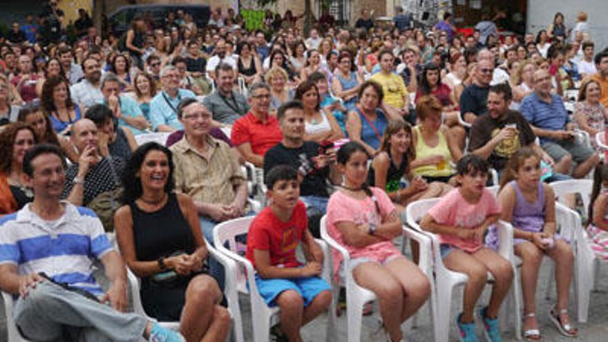 La plaza del Pilar se llenó con el café teatro, donde se despachó fruta antes la «inauguración».