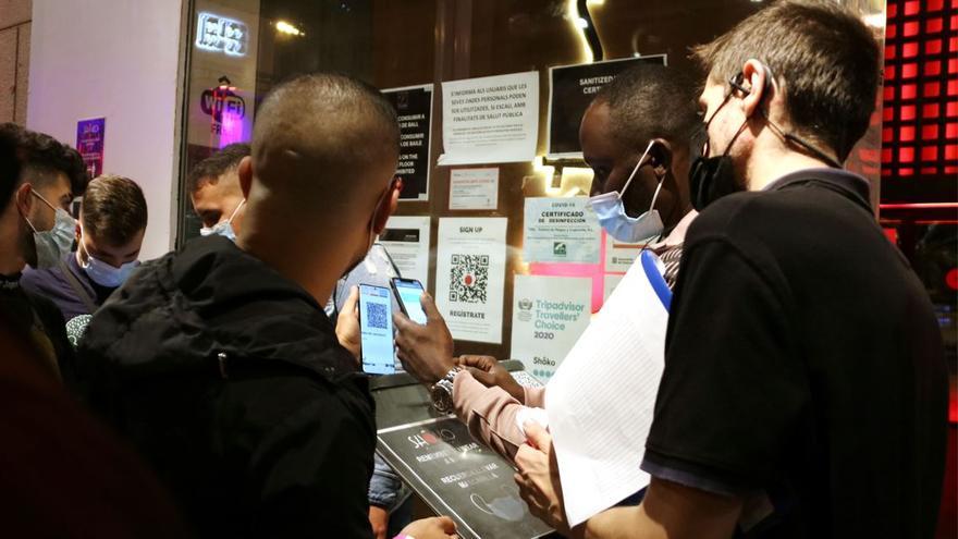 Pla mitjà de la validació del certificat covid per entrar a la discoteca Shôko de Barcelona en la primera nit de reobertura dels locals d&#039;oci nocturn