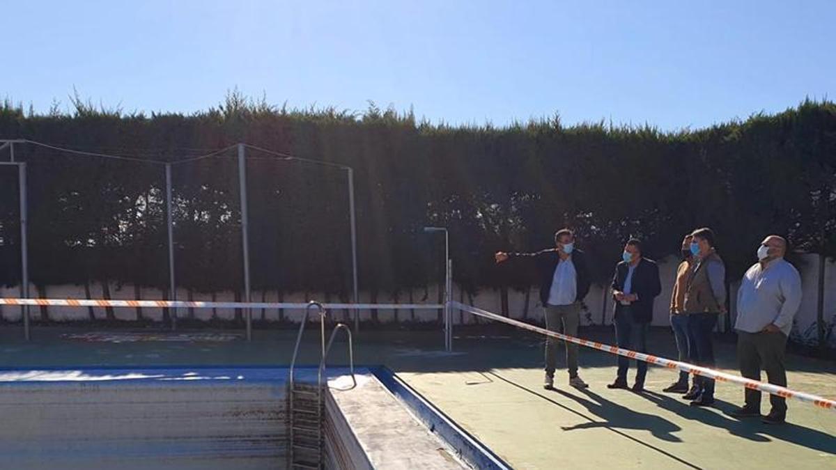 Vista del diputado Juan Álvarez a la piscina municipal de Mollina.