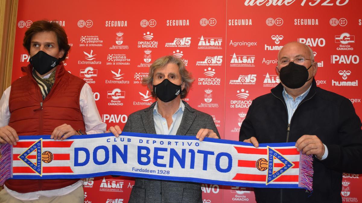 Roberto Aguirre, entre Emilio Sosa (director deportivo) y Manuel Velarde, presidente del Don Benito.