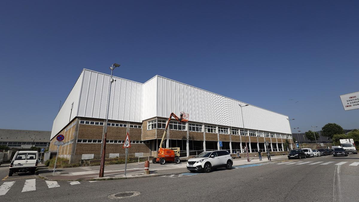 Trabajos en la fachada del Pabellón Municipal de los Deportes de Pontevedra.