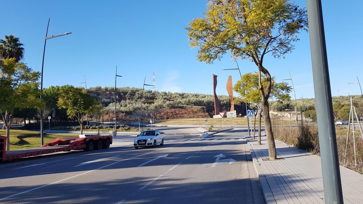 Glorieta junto a los terrenos en los que está previsto que se construya el Chare de Lucena.