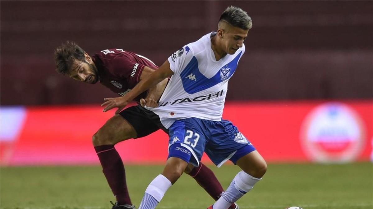 Thiago Almada disputando un balón ante Lanús