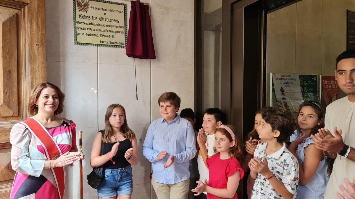 Los miembros del Consejo de Infancia y Juventud de la capital turolense, con la placa por la lucha contra el covid.