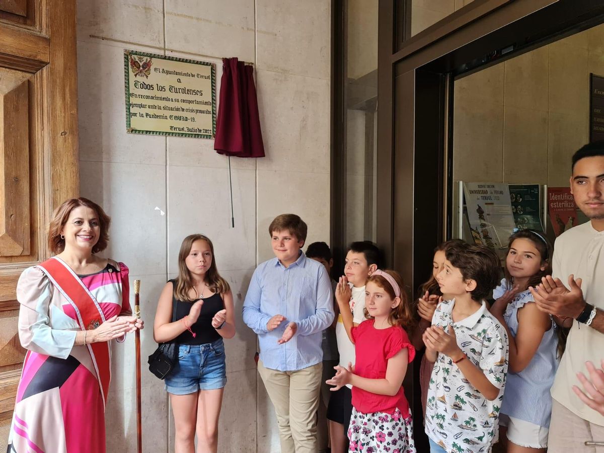 Los miembros del Consejo de Infancia y Juventud de la capital turolense, con la placa por la lucha contra el covid.