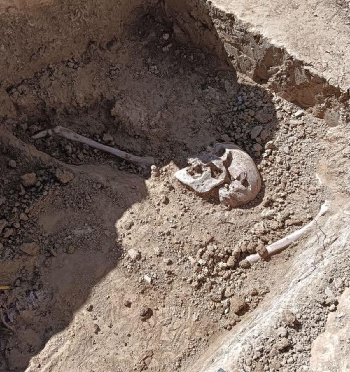 Fosa individual hallada en el cementerio.