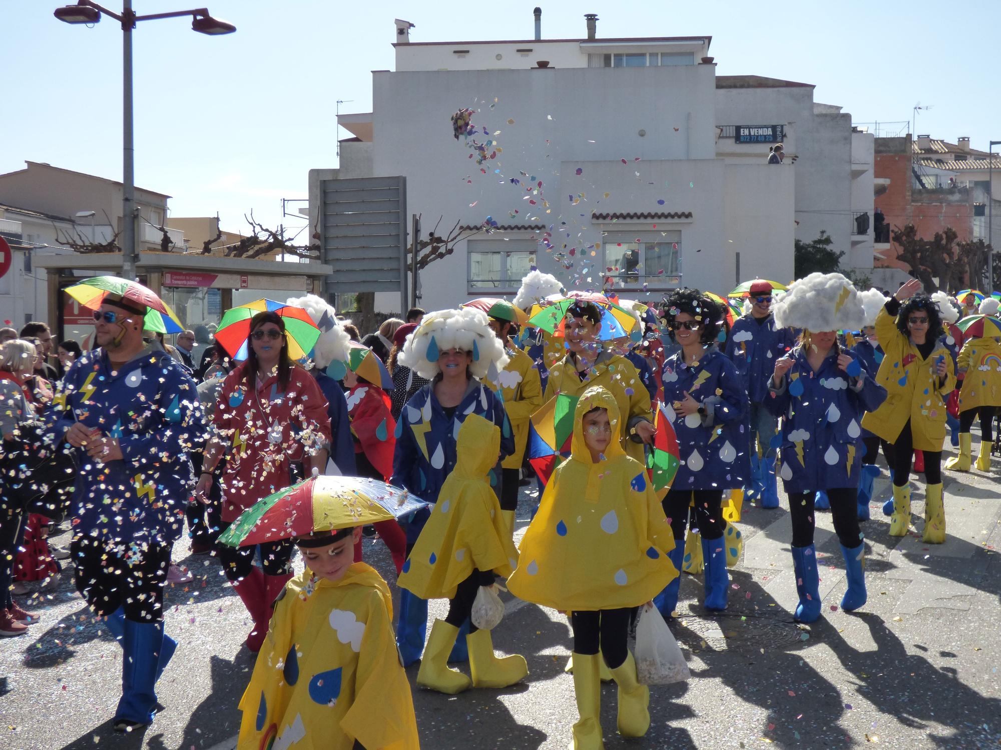 L'Escala vibra amb una rua de carnaval carregada d'imaginació