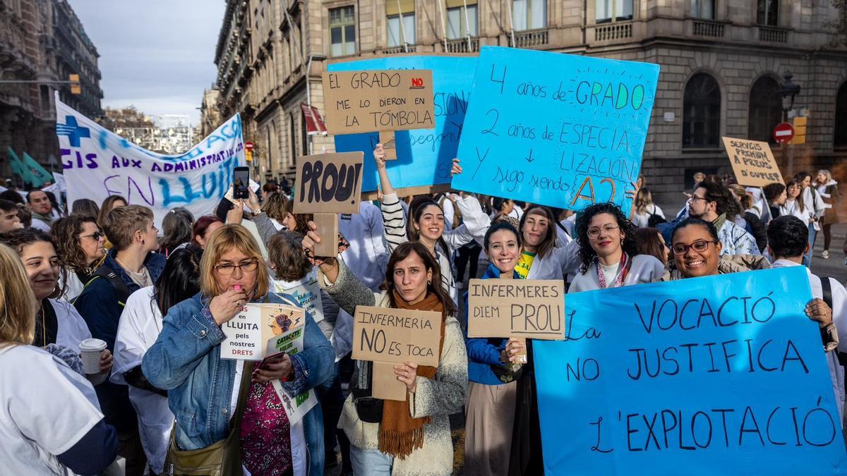 Enfermeras se manifiestan el primer día de huelga de Intersindical en Barcelona
