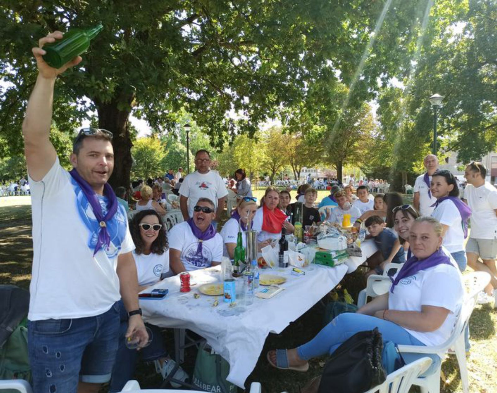 Desde la izquierda, en la comida popular de ayer, Oliver Alonso, Tamara Noval, Luis Pineda, Sergio Suárez, Patricia Arce, Graciela Álvarez, Carlota García, Antón García, Manuel Fernández, Iria Alonso, Luis Sánchez, Nora Alonso, Pablo Fernández, Paula Iglesias y Natalia Riesgo. De pie, a la derecha, José Aurelio Colunga, Pablo Madera y Lorena Ramos. | S. Arias