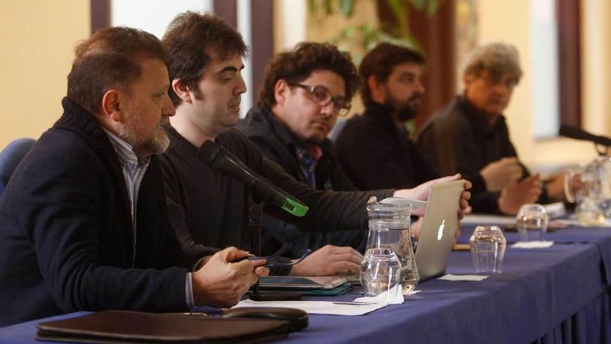 De izquierda a derecha, Manuel Paz, Alejandro Villa, Aarón Zapico, Pedro Ordieres y Francisco Revert, ayer, en el auditorio de Oviedo.