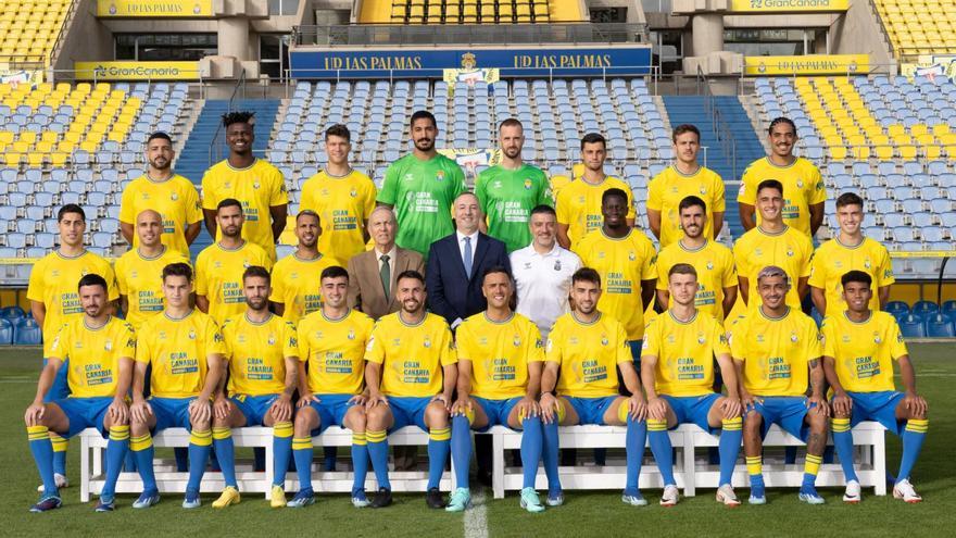 La foto de plantilla realizada ayer en el Estadio de Gran Canaria con los 26 jugadores del equipo –con Fabio y Araujo–; Viera, en la segunda fila, cuarto por la izquierda.
