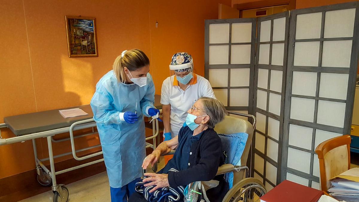 Fatima Negrini , de 108 años, recibe la vacuna en la residencia San Faustino de Milán.