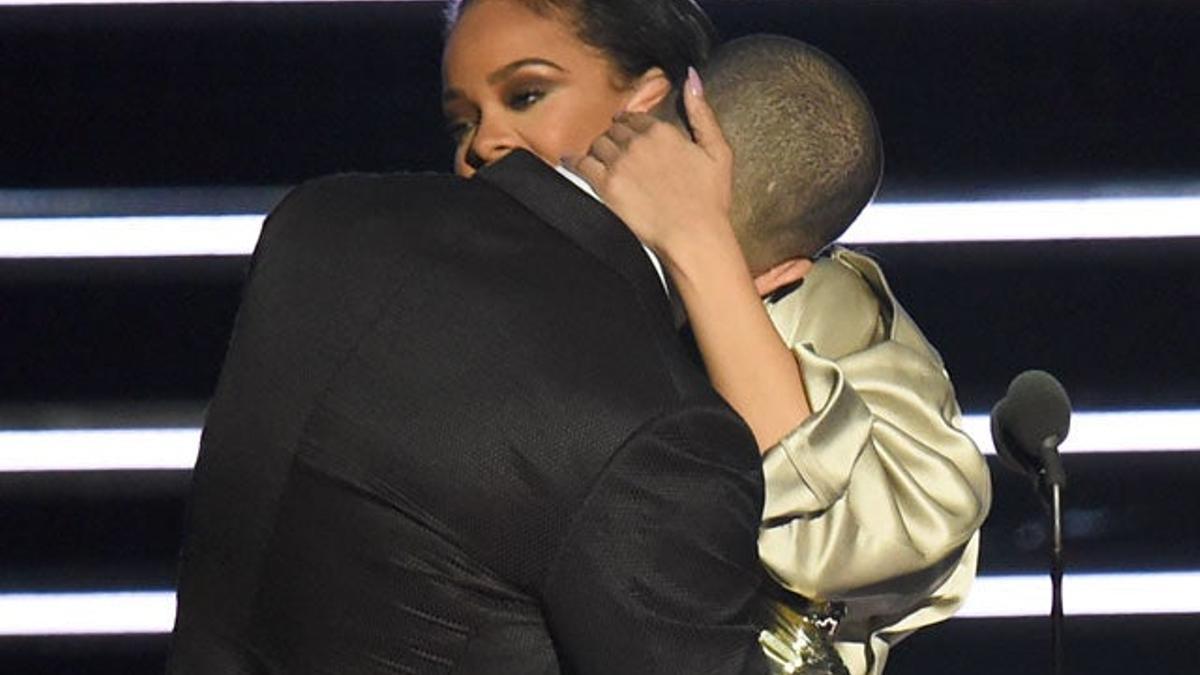 Drake vuelve a alabar a Rihanna sobre el escenario