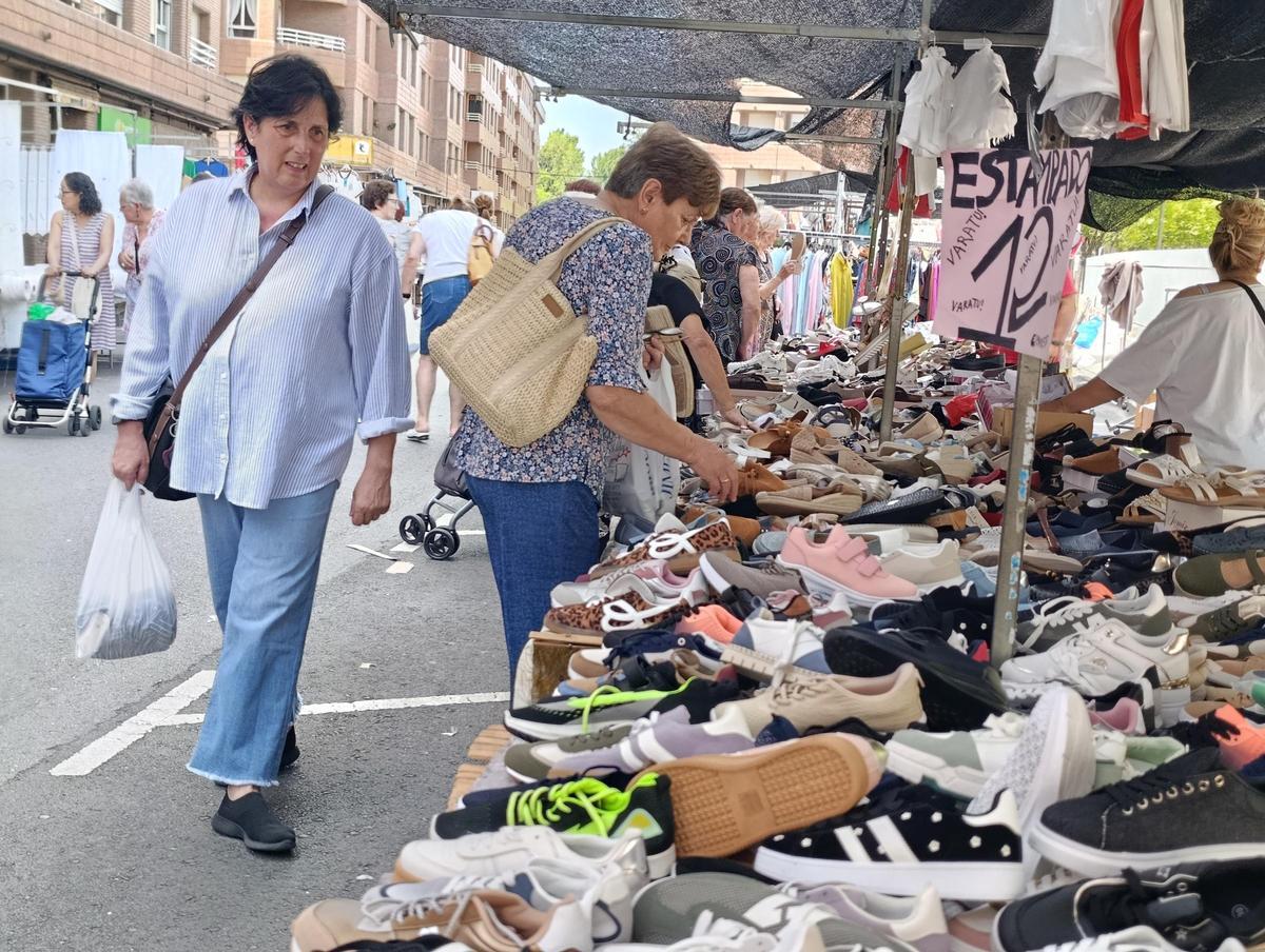 Vestidos y sandalias reinan en el mercado de la Pola