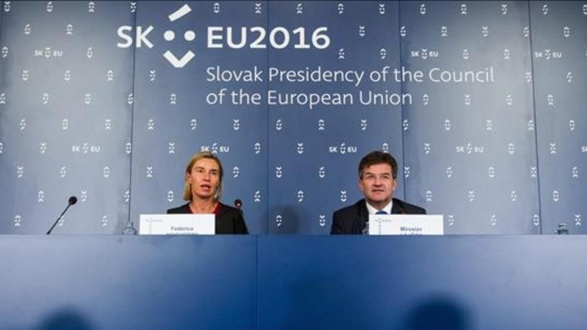 El ministro de Exteriores de Eslovaquia, Miroslav Lajcak, junto con la jefa de la diplomacia europea, Federica Mogherini, en Bratislava.