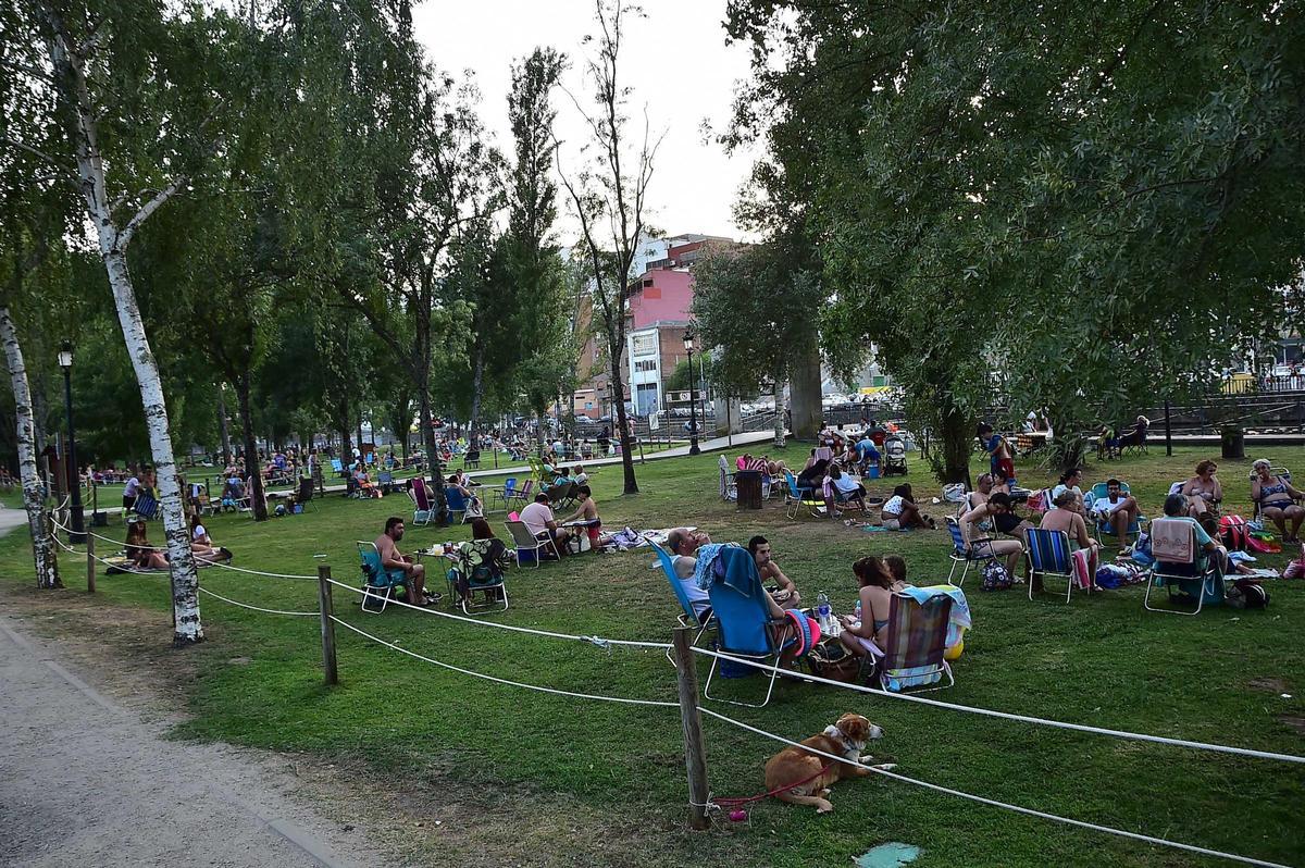 Galería | Las imágenes del parque de La Isla de Plasencia, su 'playa' de verano Galería | Las imágenes del parque de La Isla de Plasencia, su 'playa' de verano