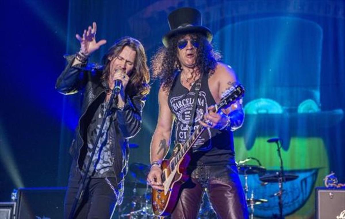 Slash (dreta) i el cantant Myles Kennedy. Slash (dreta) i el cantant Myles Kennedy.
