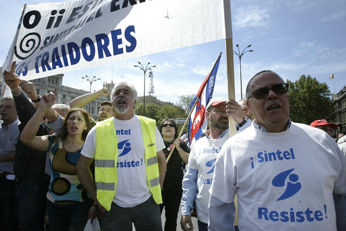 Manifestació del Primer de Maig a Madrid, el 2005, dels treballadors de Sintel. Manifestació del Primer de Maig a Madrid, el 2005, dels treballadors de Sintel.