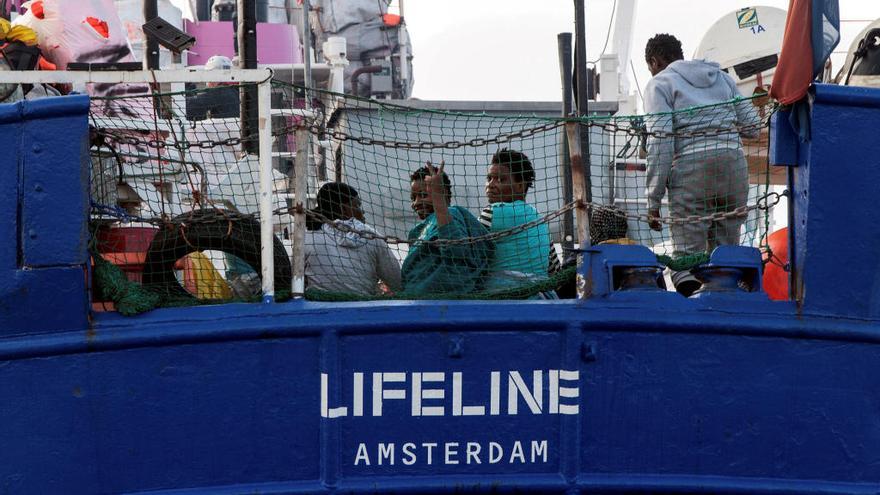 Migrantes a bordo del &#039;Lifeline&#039;.