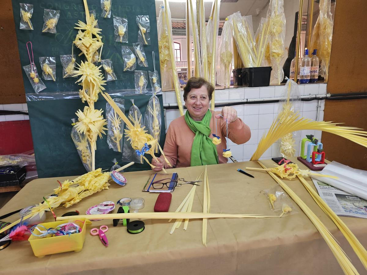 La artesana, en su puesto de la plaza de abastos.