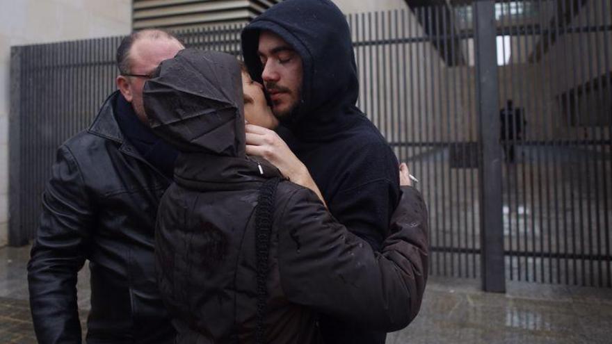 Uno de los jóvenes detenidos, tras quedar en libertad.