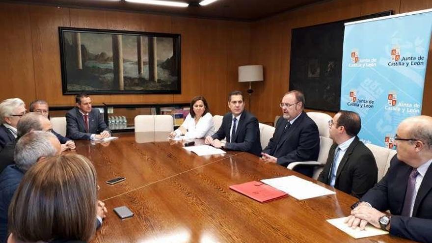 Fernando Rey preside la reunión.